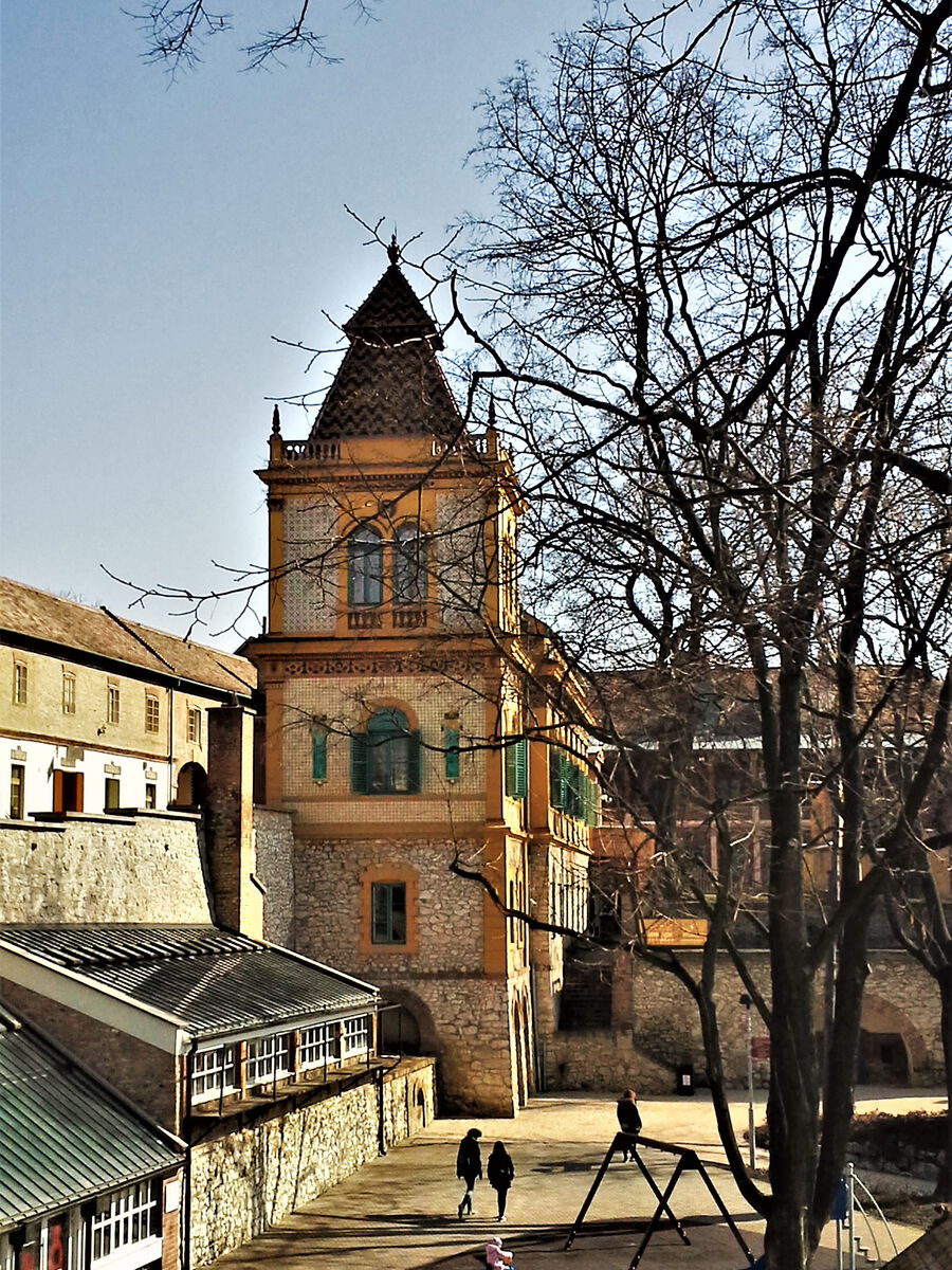 Eine farbige Fotografie von einem Turm in der Stadt Pécs.